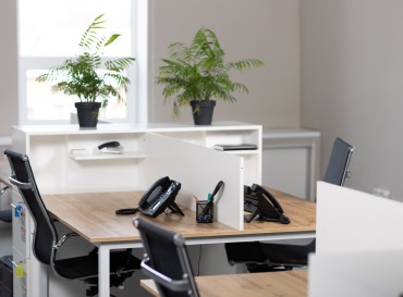 postes-de-travail-dans-un-bureau-lumineux.jpg